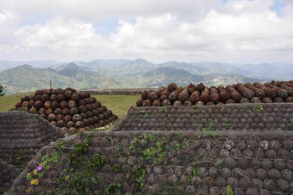 Há uma enorme quantidade de balas de canhão, de diversos tamanhos, espalhadas por toda a Citadelle, a gigantesca fortaleza no norte do Haiti
